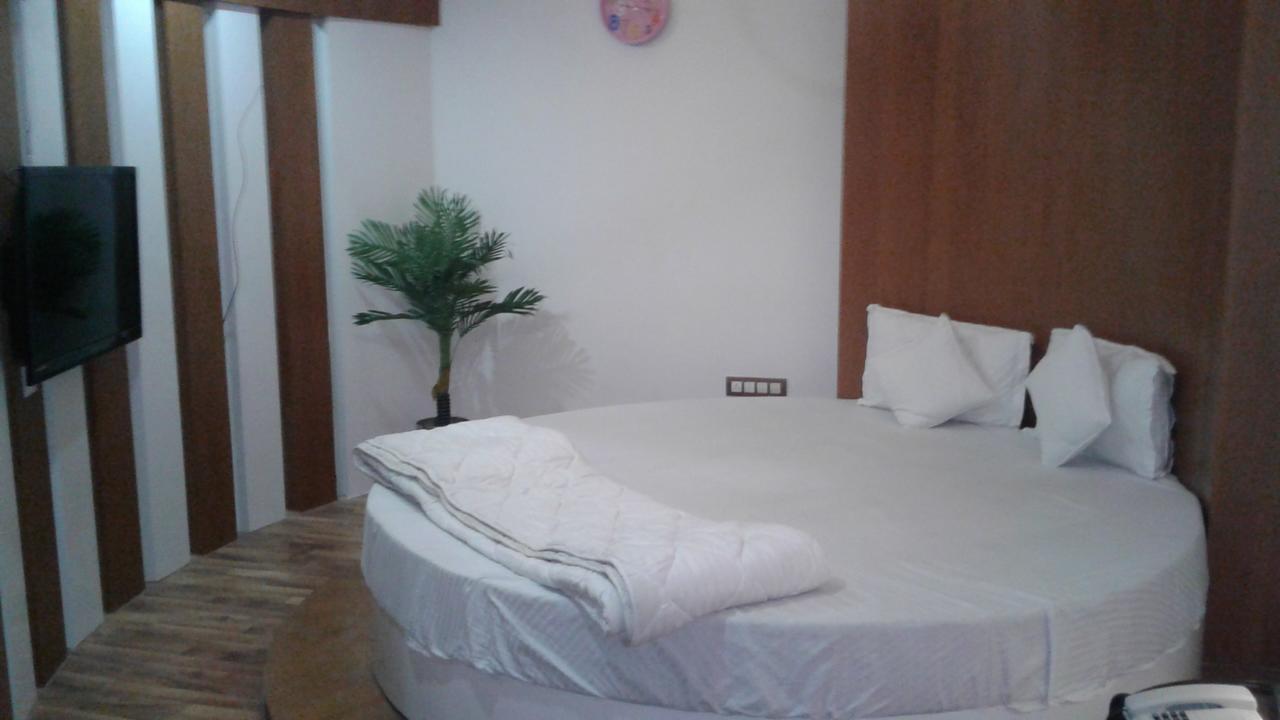 Hotel The Grand Parshwanath Sankeshvar Екстер'єр фото